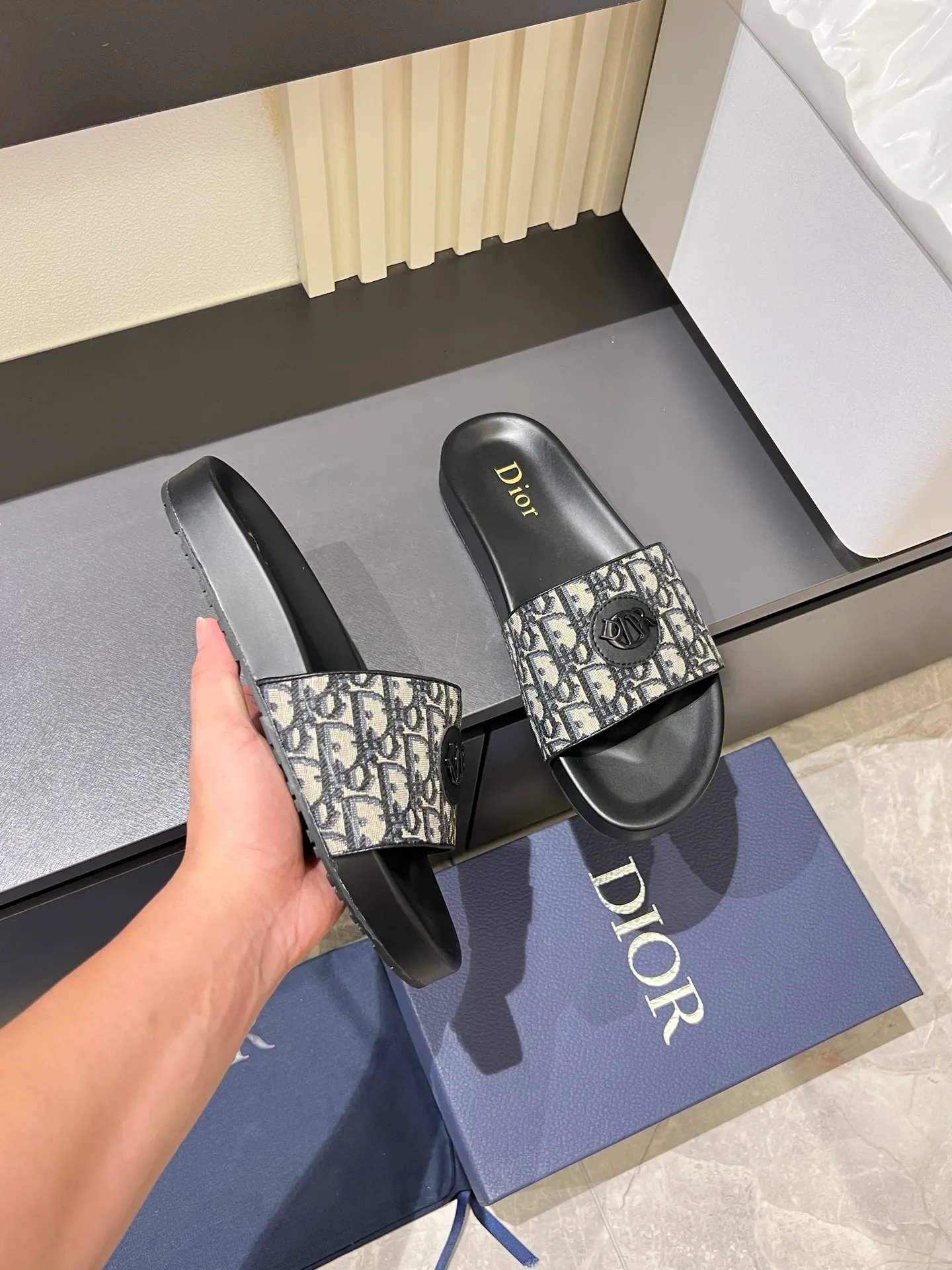 Men's men's shoes 💰p300 Size 38-45 Dior Dior's latest H-Town series Oblique thick sole slippers sandals Original purchase development and production This Dior H-Town sandals pay tribute to the classic logo of sports style and highlight Dior's high-end spirit. Crafted from black rubber with a beige and black Oblique printed upper, it's accentuated with tonal calfskin details. The rubber sole incorporates a variety of elements and is embellished with the Dior logo for a refined, futuristic look. Can be worn with shorts or jeans. Comes with exquisite packaging at the counter 🛍📦 ▪️ Fabric: Original customized imported Oblique embroidery ▪️ Lining: Imported soft sheepskin ▪️ Sole: Original molded ultra-light foam material ▪️ Bottom thickness: 4CM